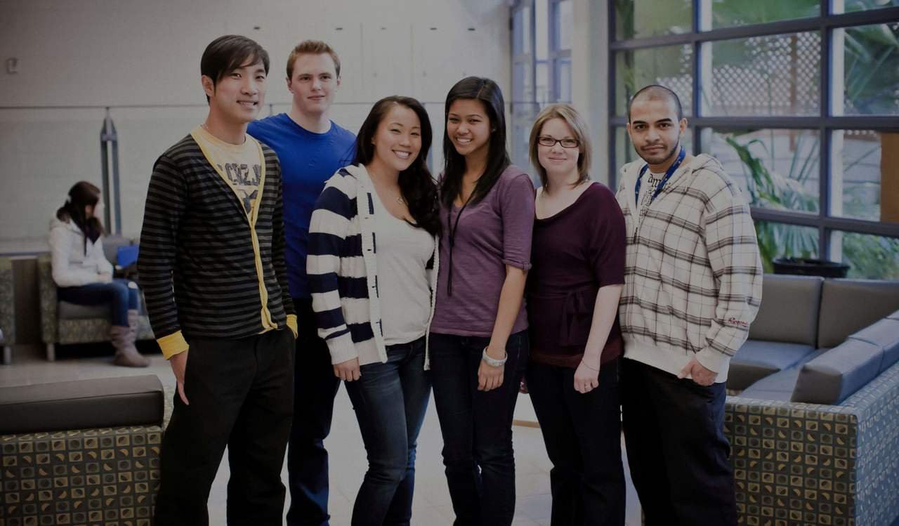 Estudiantes y tecnología en aula moderna